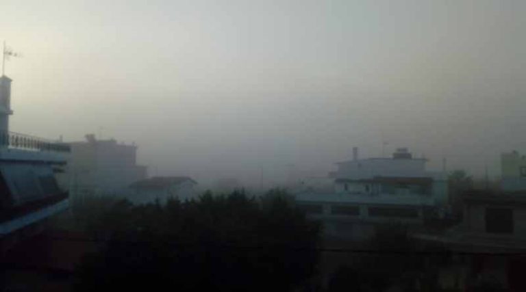 Τοπίο στην ομίχλη σήμερα η Ραφήνα (φωτό)