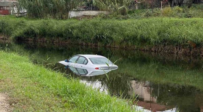 Έκανε “βουτιά” με το αυτοκίνητο σε ποτάμι! (φωτό)