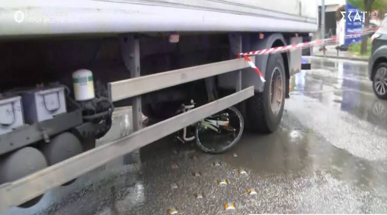 Σοκαριστικό τροχαίο: Φορτηγό παρέσυρε 15χρονη ποδηλάτισσα – Τη μεταφέρουν χωρίς τις αισθήσεις της (φωτό)