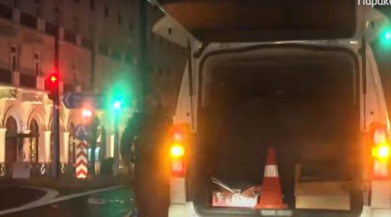 Τραγωδία: Κατέληξε ο πεζός που τον παρέσυρε ταξί  μπροστά στη Βουλή- Εμπλέκονται δύο αυτοκίνητα (βίντεο)