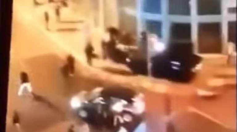 Βίντεο ντοκουμέντο από τον άγριο ξυλοδαρμό του παίκτη της ΑΕΛ – Χαροπαλεύει στο νοσοκομείο