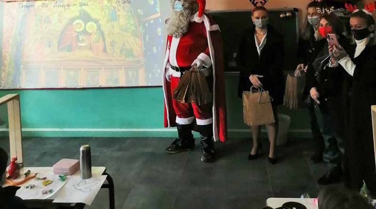 O Άγιος Βασίλης μοίρασε δώρα στο 4ο Δημοτικό σχολείο Ραφήνας (φωτό)