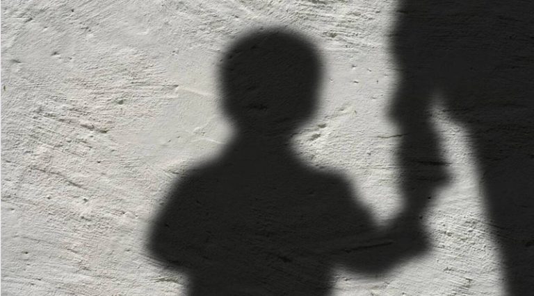 Βιασμός 4χρονου: «Βλέπαμε στην τηλεόραση τα “παιχνίδια” με τον μπαμπά και τη γιαγιά» – Πώς αποκαλύφθηκε η φρίκη