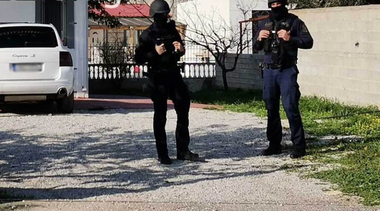 Επτά συλλήψεις από τη μεγάλη αστυνομική επιχείρηση στο Ζεφύρι – Κατασχέθηκαν και ναρκωτικά (φωτό & βίντεο)