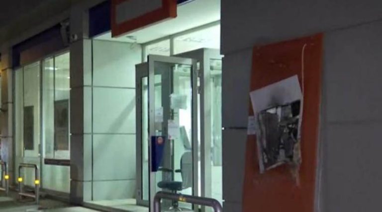Γέρακας: Πανικός λόγω της έκρηξης σε ΑΤΜ –  Οι δράστες δεν κατάφεραν να πάρουν τα χρήματα (φωτό & βίντεο)