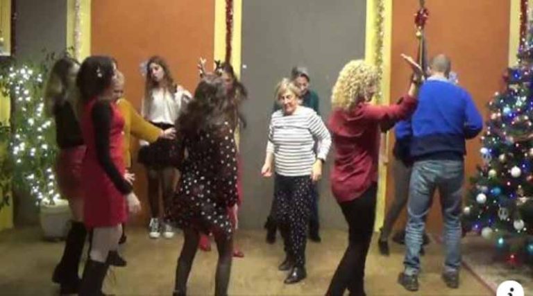 Κέφι και χορός στο χριστουγεννιάτικο πάρτι της Φιλαρμονικής Ραφήνας-Πικερμίου (βίντεο)