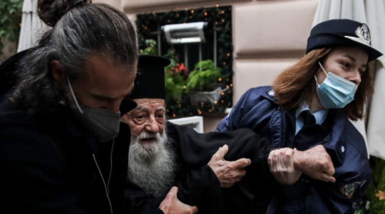 «Είναι αιρετικός, πρέπει να μετανοήσει», επεισόδιο με ιερέα κατά του Πάπα έξω από την Αρχιεπισκοπή Αθηνών