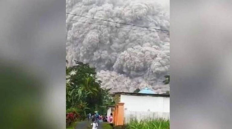 Ένας νεκρός και δεκάδες τραυματίες από την έκρηξη του ηφαιστείου Σεμέρου (video)