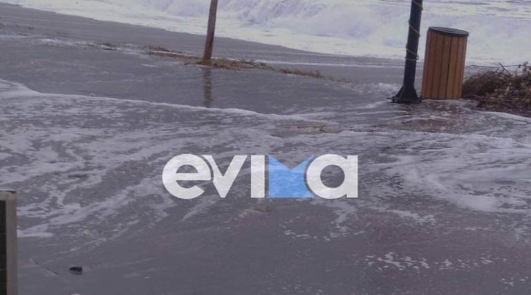 Μανιασμένα κύματα στο Νότιο Ευβοϊκό! Η θάλασσα βγήκε στη στεριά – «Εξαφάνισε» δρόμους και μπήκε μέσα σε σπίτια