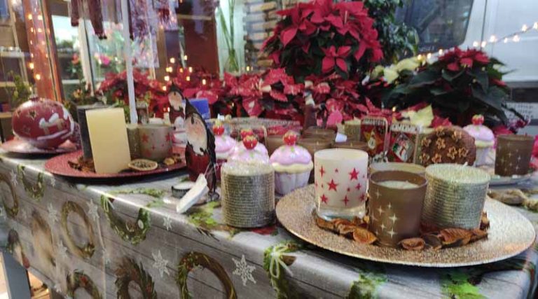 Υπέροχες χριστουγεννιάτικες πιατέλες και κεριά ιδανικά για δώρα