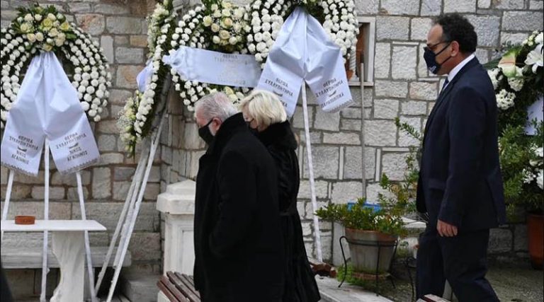 Γιώργος Τράγκας: Αυτήν την ώρα το τελευταίο αντίο – Στην εκκλησία η γυναίκα του Μαρία (φωτό)