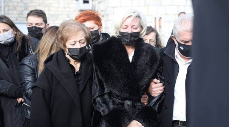 Γιώργος Τράγκας: Συντετριμμένη η γυναίκα του Μαρία Καρρά στην κηδεία του (φωτό & βίντεο)