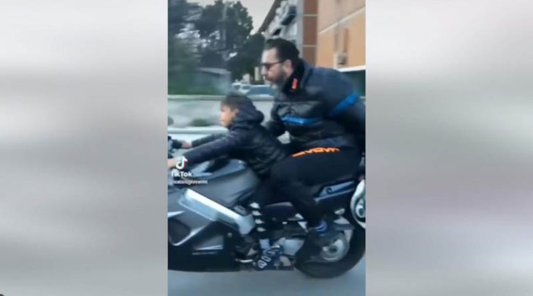 Σοκαριστικό βίντεο: Ανεγκέφαλος πατέρας αφήνει το μικρό του γιο να οδηγεί τη μηχανή