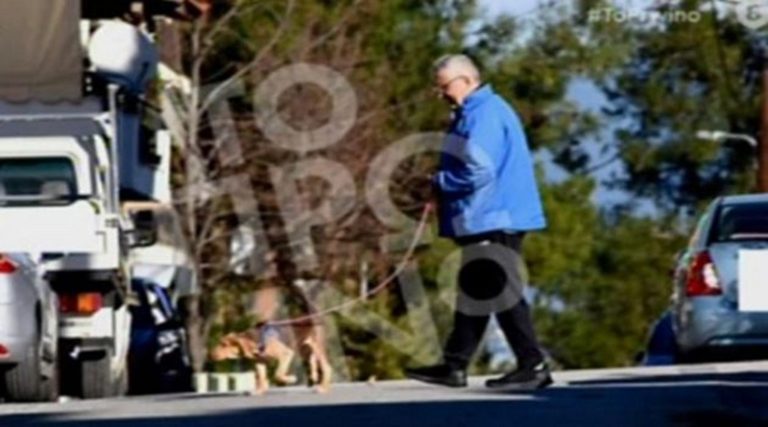 Στάθης Παναγιωτόπουλος: Τέλος στα σενάρια για το Μεξικό – Βόλτα με τον σκύλο του στην Θεσσαλονίκη
