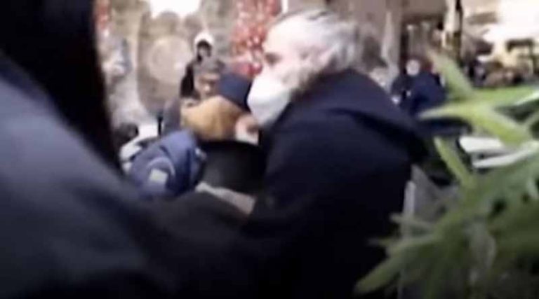 Οργή και αγανάκτηση: Η αστυνομία προπηλάκισε 90χρονο ιερέα!