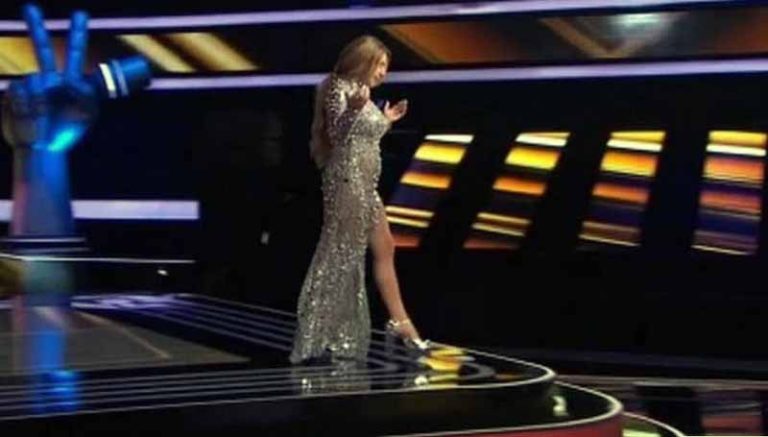 The Voice: «Φωτιά» η Έλενα Παπαρίζου με grande άνοιγμα στο φόρεμα στον μεγάλο τελικό