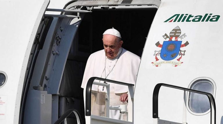 Έφτασε στα Σπάτα ο Πάπας Φραγκίσκος (live βίντεο)