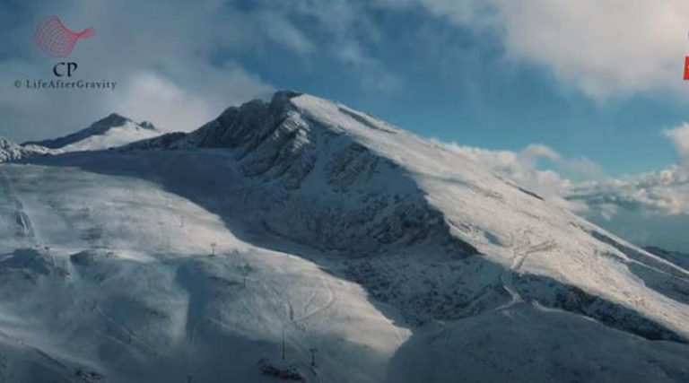Έπεσαν τα πρώτα χιόνια στο χιονοδρομικό κέντρο του Παρνασσού – Μαγικές εικόνες από πτήση drone