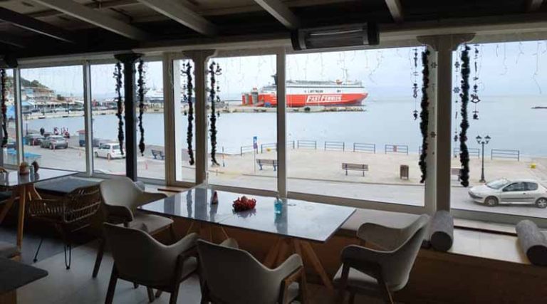 Στο Riva SeaView για καφέ, φαγητό και ποτό με την καλύτερη θέα
