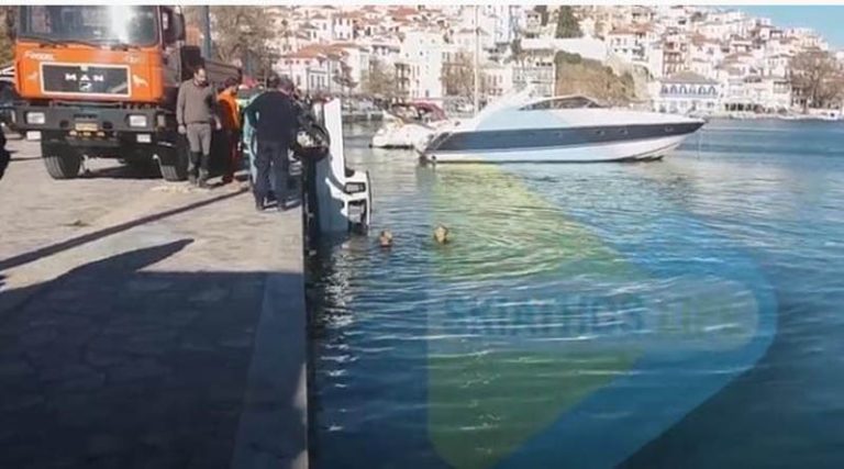 Τραγωδία στην Σκόπελο: Νεκρός οδηγός που έπεσε με το ΙΧ του στη θάλασσα (βίντεο)
