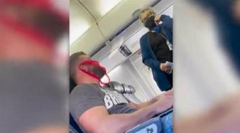 Κατέβασαν επιβάτη από πτήση γιατί αντί για μάσκα φορούσε στρινγκ! (φωτό & βίντεο)