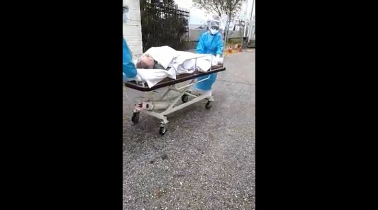 Βίντεο-σοκ! Aσθενείς με πνευμονία και πυρετό μεταφέρονται μες στη βροχή