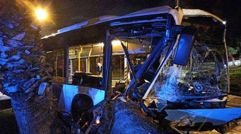 Βουλιαγμένη: Σοκαριστικό τροχαίο με λεωφορείο – “Καρφώθηκε” πάνω σε φοίνικα! (φωτό)