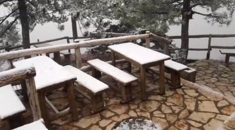 Έπεσαν τα πρώτα χιόνια στην Πάρνηθα! (βίντεο)