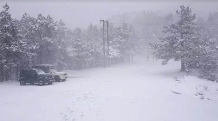 Πυκνή χιονόπτωση στην Πάρνηθα (βίντεο)