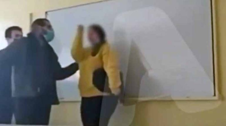 Βίντεο-σοκ! Καθηγητής ξυλοκοπά μαθήτρια μέσα σε τάξη σε σχολείο της Αττικής