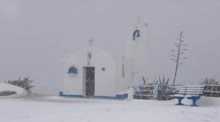 Σαν ζωγραφιά! Ο Άγιος Νικόλαος στη Ραφήνα στα “λευκά” (φωτό)