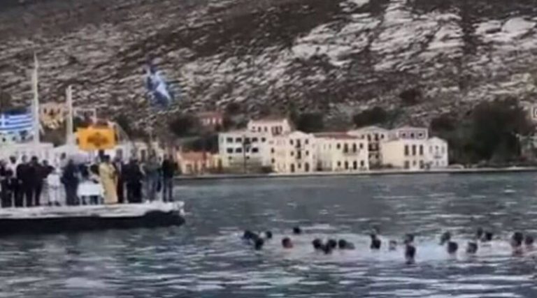 Ακρίτες από την Ορεστιάδα έψαλλαν τον Εθνικό Ύμνο μέσα στα νερά του Καστελλόριζου