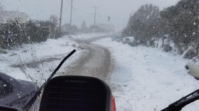 Ραφήνα: Ξεκίνησε να χιονίζει στην Καλλιτεχνούπολη – Συνεχίζεται η διάνοιξη των δρόμων (φωτό & βίντεο)
