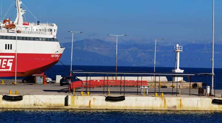 Ετοιμασίες στο λιμάνι της Ραφήνας για τα Θεοφάνεια (φωτό)