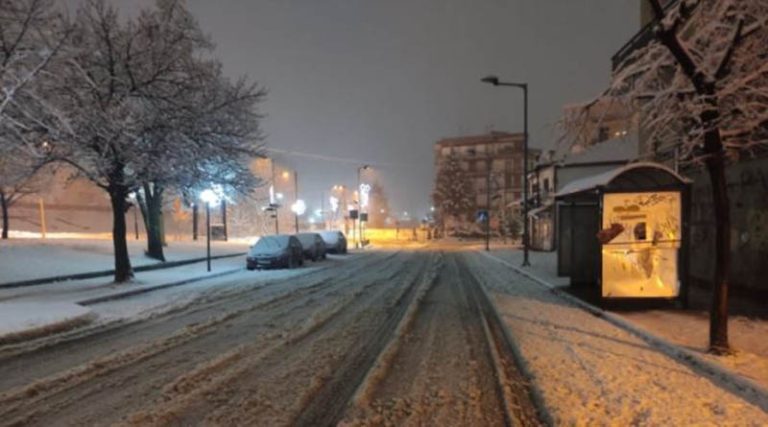 Δύσκολες ώρες για τους κατοίκους της Φλώρινας: Ισχυροί μετασεισμοί, 30 πόντοι χιόνι και πολλά κρούσματα