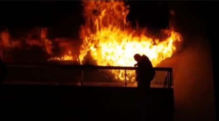 Συγκλονίζει ο Βάιος Σύρρος: Χάθηκε στις φλόγες έξω στο μπαλκόνι – Επί 15 λεπτά καλούσε απεγνωσμένα σε βοήθεια