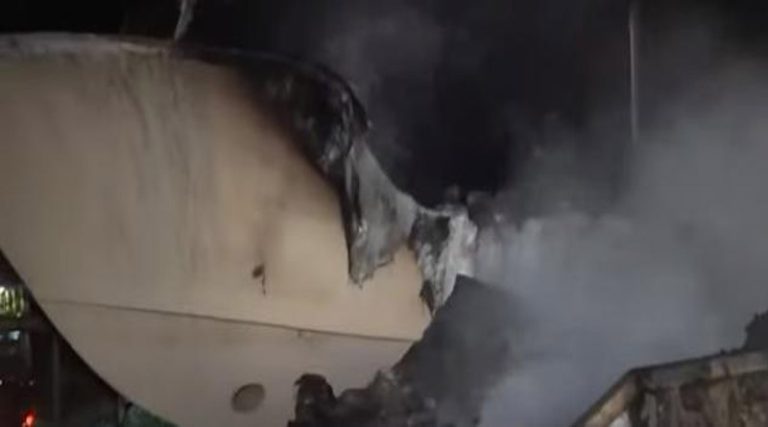 Μεγάλη φωτιά σε χώρο στάθμευσης σκαφών στο Κορωπί! (βίντεο)