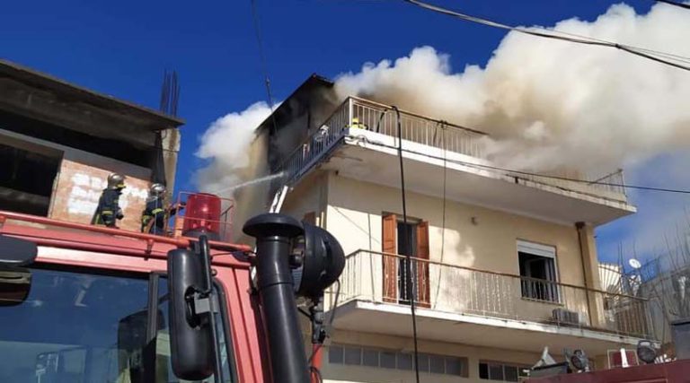 Εθελοντές από Μαραθώνα και Νέο Βουτζά στην κατάσβεση της φωτιάς σε σπίτι στο Γραμματικό (φωτό)