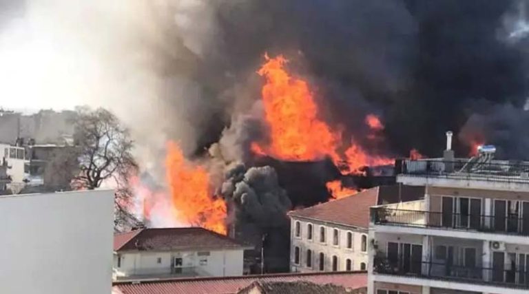 Μεγάλη φωτιά σε καπναποθήκες στο κέντρο της Ξάνθης – Εντολή να απομακρυνθούν οι πολίτες (βίντεο)