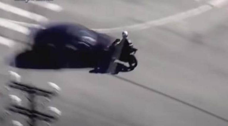 Σοκαριστικό βίντεο: Μοτοσικλετιστής σκοτώθηκε on air κατά την διάρκεια καταδίωξης!
