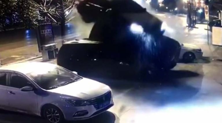 Απίστευτο βίντεο: Αυτοκίνητο απογειώθηκε και πάρκαρε ανάμεσα σε άλλα!