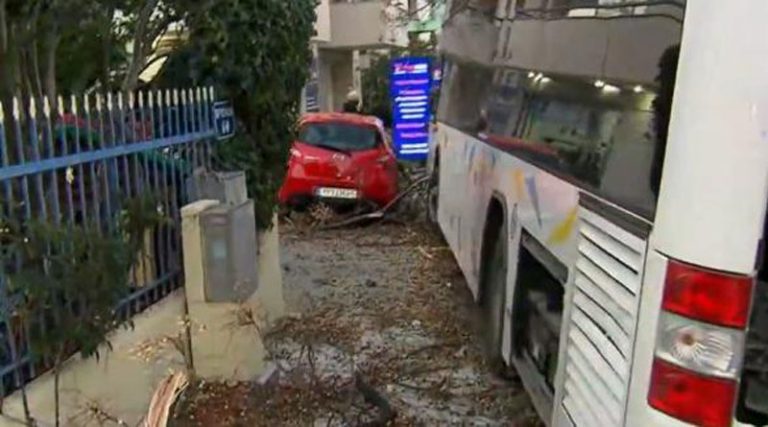 Δρομολόγιο του τρόμου! Ακυβέρνητο λεωφορείο συγκρούστηκε με ταξί και σκόρπισε πανικό! (βίντεο)