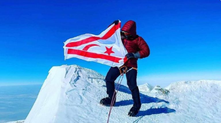 Σκοτώθηκε από χιονοστιβάδα ο ορειβάτης που είχε τοποθετήσει σημαία των Τουρκοκύπριων στην Ανταρκτική