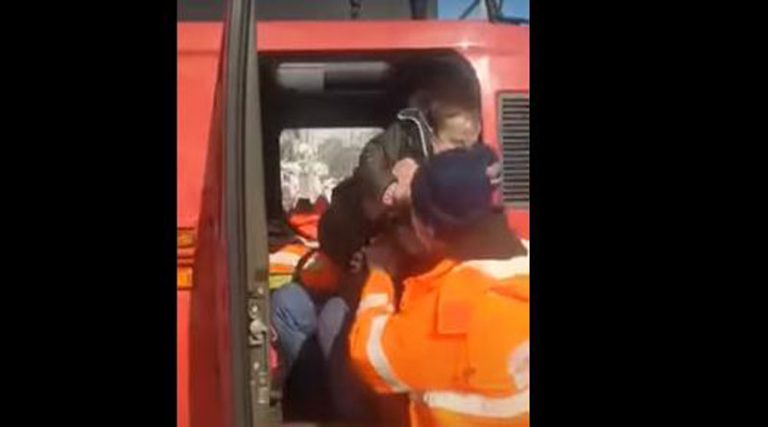 Παλλήνη: Καρέ καρέ η διάσωση 3χρονου αγοριού με ερπυστριοφόρο της Πυροσβεστικής (βίντεο)