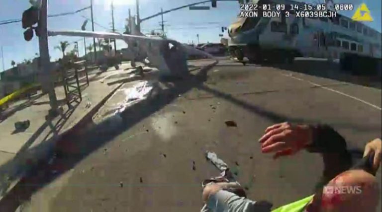 Συγκλονιστική διάσωση πιλότου λίγο πριν τρένο χτυπήσει το αεροπλάνο που συνετρίβη! (βίντεο)