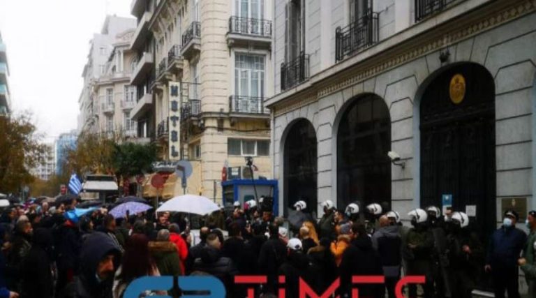 Πορεία ανεμβολίαστων υπέρ Τζόκοβιτς στη Θεσσαλονίκη – Συνθήματα έξω από το προξενείο της Σερβίας