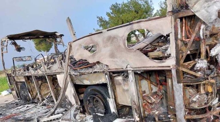 Σπάτα: Σοκαριστικές εικόνες – Ότι απέμεινε από το σχολικό που τυλίχθηκε στις φλόγες (φωτό)