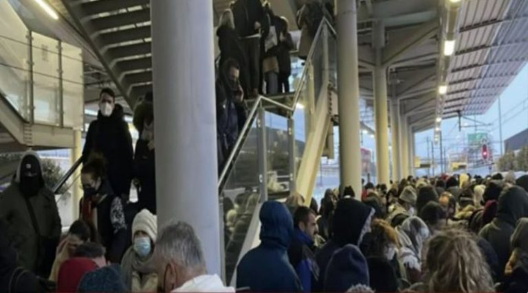 Σπάτα: Κοσμοπλημμύρα στον Προαστιακό – Εγκλωβισμένοι στο αεροδρόμιο πηδάνε στις γραμμές για να προλάβουν τους συρμούς