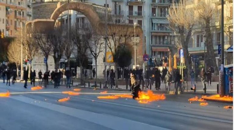Δύο συλλήψεις και 30 προσαγωγές μετά τα επεισόδια στη Θεσσαλονίκη