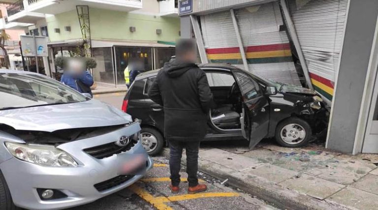 Τροχαίο ατύχημα με ποδοσφαιριστή του Παναιτωλικού – «Μπήκε» με το αυτοκίνητο σε κατάστημα! (φωτό)
